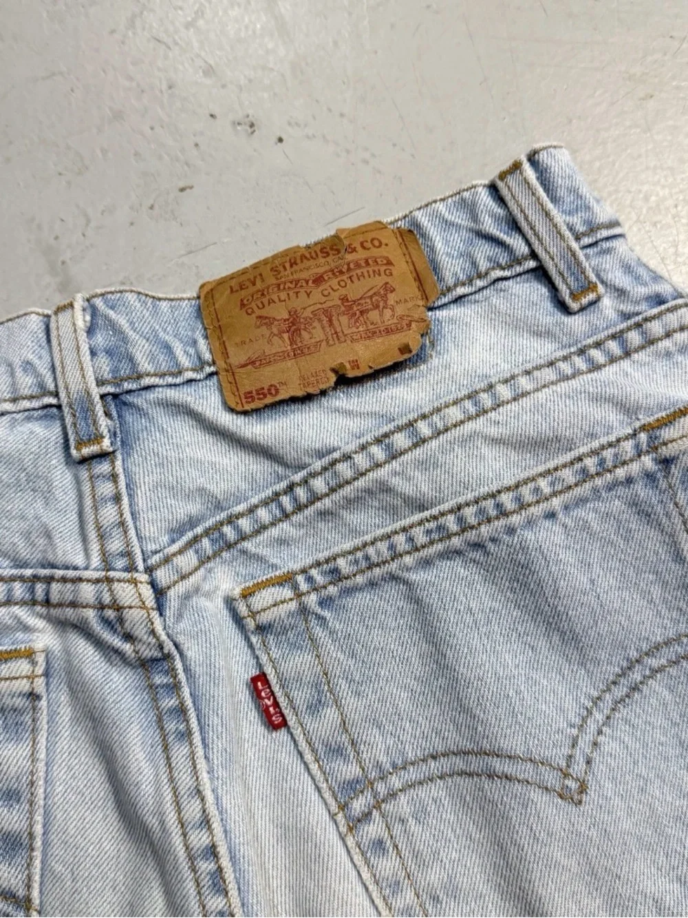 Vintage Levis 550 Womens 12 Reg Jeans Relaxed Tapered Leg Blue Light Wash 90s